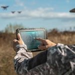 Dünyanın en büyük iç güvenlik ve istihbarat fuarlarından biri olan Milipol Paris 2025, bu yıl özellikle savunma ve güvenlik teknolojilerinin geleceğini şekillendiren üç ana eksene odaklandı: balistik koruma sistemleri, koruyucu/akıllı tekstil çözümlerive yapay zekâ tabanlı karar destek yazılımları.